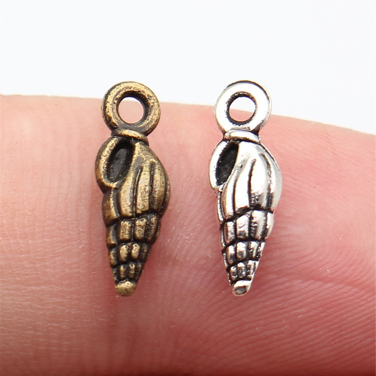 WYSIWYG 20pcs 5x14mm 2 Colors  - Vintage Fashion Words recension och pris